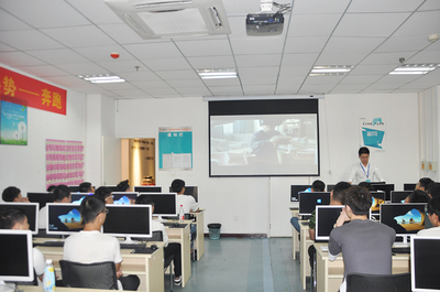 奇酷教育:郑州职业技术学院同学开启VRLife !